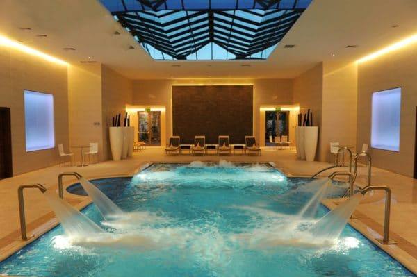 piscine-avec-zones-relaxation-aquatiques