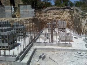 Hollow blocks pool building