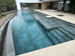 Piscine-débordement-avec-revêtement-haut-de-gamme