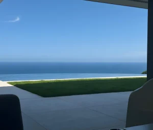 Vue panoramique sur la Méditerranée depuis la maison, avec une piscine à débordement ruisselant en premier plan