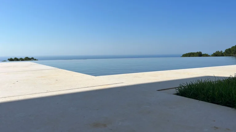 Piscine à débordement en Catalogne avec spa intégré et vue mer panoramique à 260 degrés