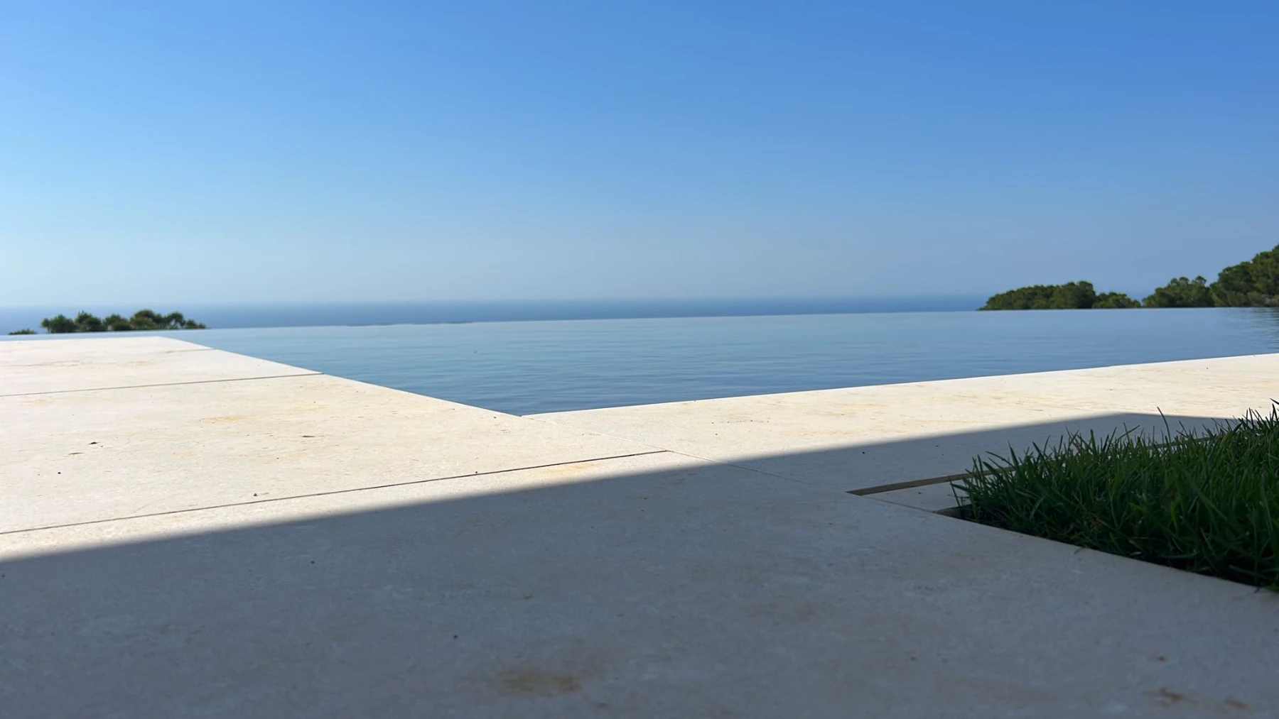 Piscine à débordement en Catalogne avec spa intégré et vue mer panoramique à 260 degrés