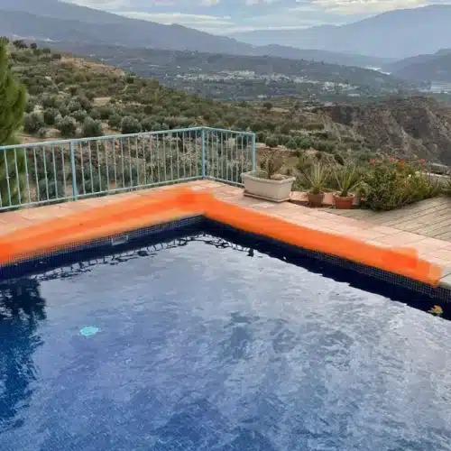 Piscine à skimmers avec vue degagée sur terrain en pente