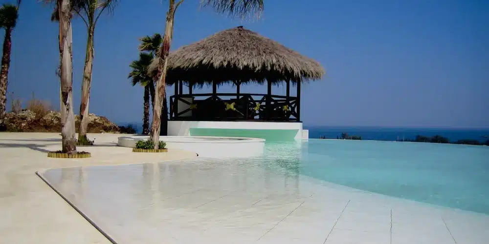 Piscine à débordement mélangeant le débordement cascade et le débordement miroir