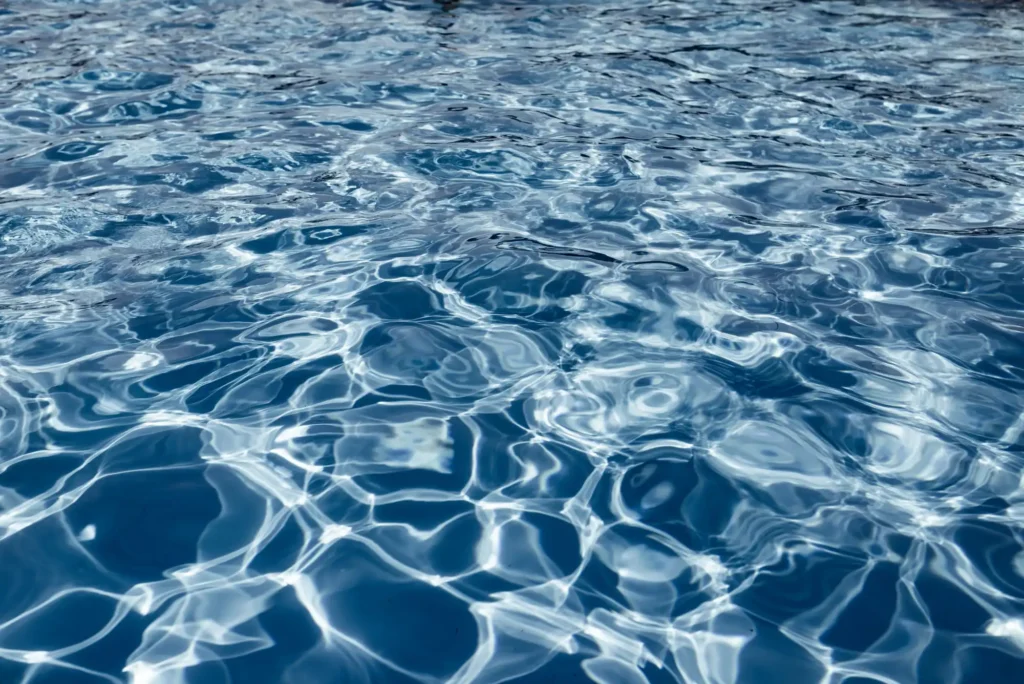 Eau de piscine à débordement