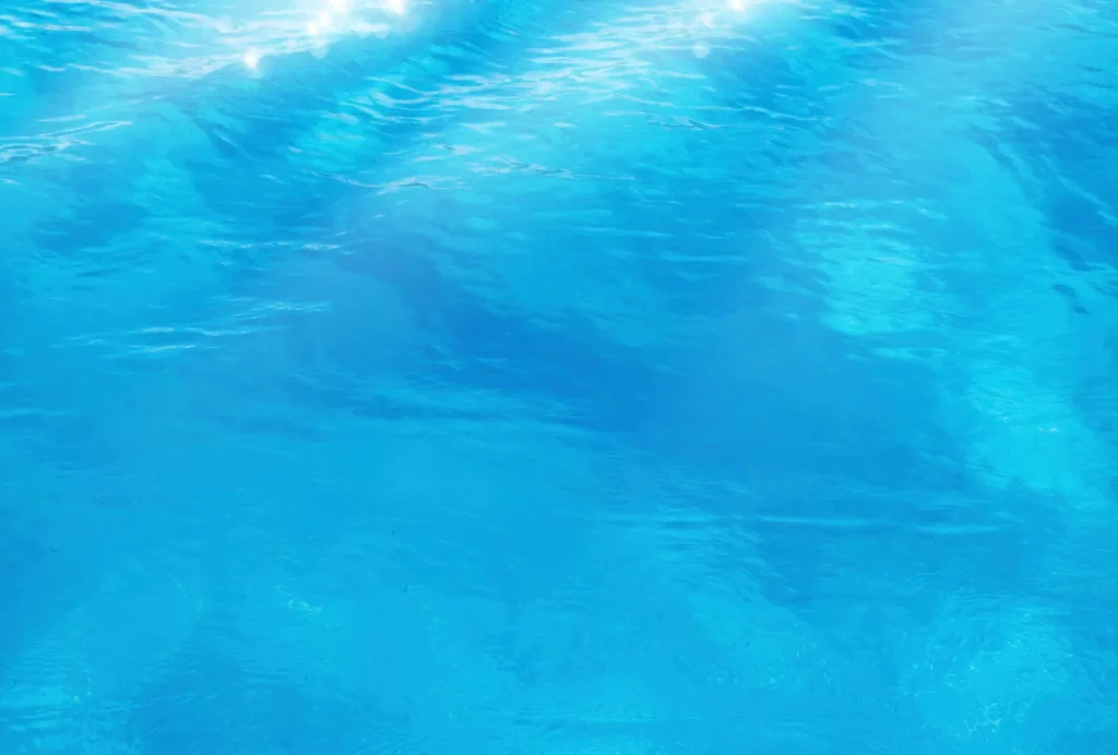 Eau d'une piscine à débordement Morana