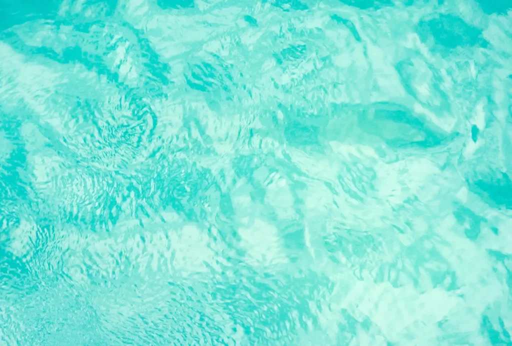 Eau d'une piscine à débordement Morana avec plage Californienne