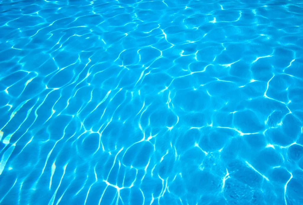 Eau d'une piscine à débordement Morana en France