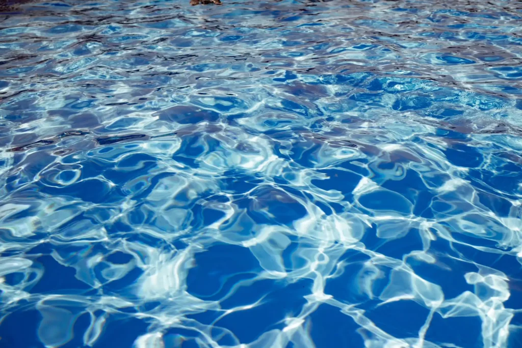 Eau de piscine à débordement